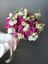 Ароматный дуэт кустовой пионовидной розы и эустомы