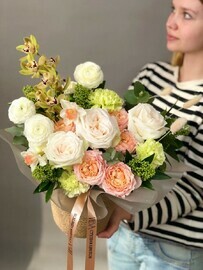 Buket v pletennoj korzine s pionovidnoj rozoj