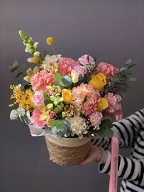 Buket v pletennoj korzine s yarkoj, zheltoj rozoj i orhideej