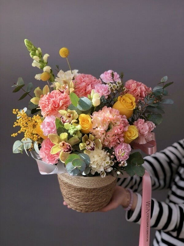 Букет в плетенной корзине с яркой, желтой розой и орхидеей, стандартный