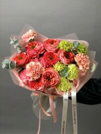 Vesennij buket s pionovidnoj rozoj Mandarin, viburnumom i diantusami