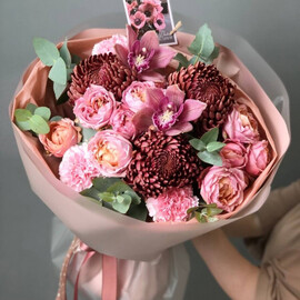 Avtorskij buket s kustovoj pionovidnoj rozoj Dzhul_etta