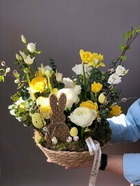 Pashal_naya kompozitciya s nartcissom i ranunkulyusom