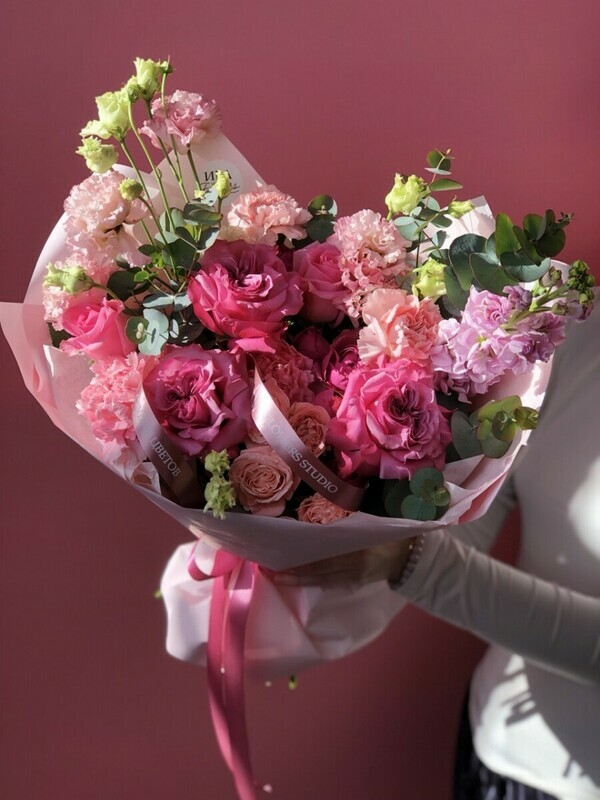 Buket s pionovidnoj rozoj Kantri blyuz i aromatnoj mattioloj, standart