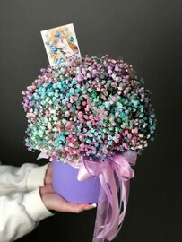 Радужная гипсофила в шляпной коробке