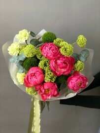 Букет с коралловыми пионами Coral Charm и вибурнумом