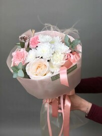 Nezhnij buket s pionovidnoj rozoj i hrizantemoj