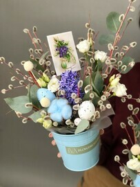 Vesennij buket na pashu s vetochkami verbi i aromatnim giatcintom