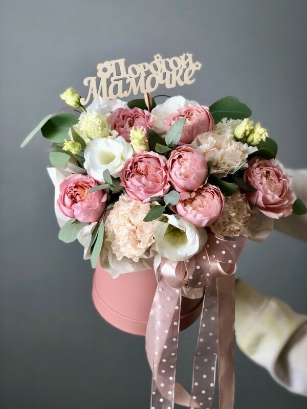 Nezhnij buket ko Dnyu Mami s kustovoj rozoj Dzhul_et i eustomoj, standart