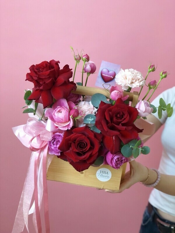  Яркий букет в ящичке ко Дню влюбленных, стандартный