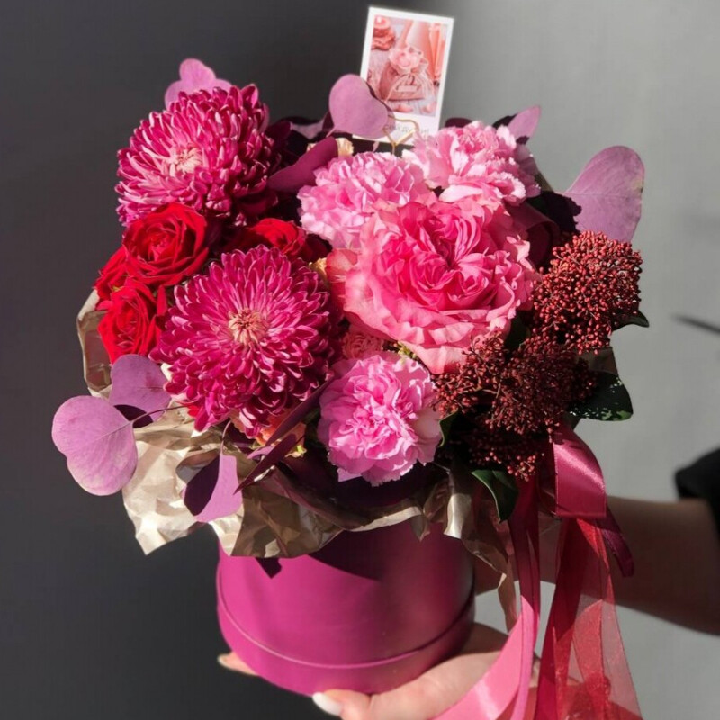 Композиция с хризантемой Бигуди и пионовидной розой, стандартный