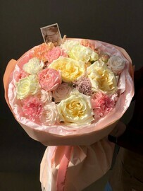 Нежный букет с пионовидной розой