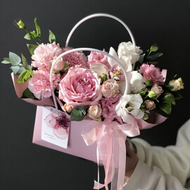Букет в сумочке с пионовидными розами