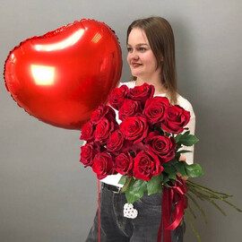 25 красных роз в ленте+ шар сердце