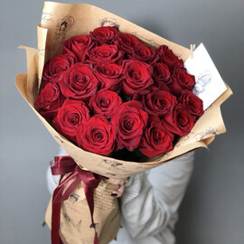 21 красная роза в крафте