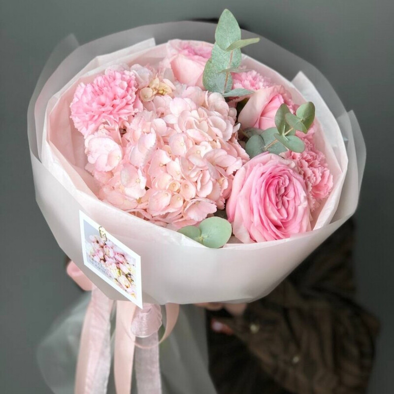 Нежный букет с гортензией и пионовидной розой, стандартный