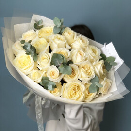 Buket pionovidnih roz s evkaliptom