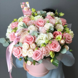 НЕЖНЫЕ ОБЬЯТИЯ сборный букет в шляпной коробке