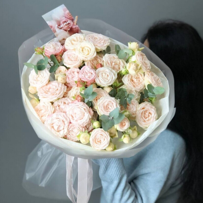 Букет кустовых пионовидных роз с эвкалиптом НЕЖНЫЕ ОТТЕНКИ, букет кустовых пионовидных роз с эвкалиптом нежные оттенки