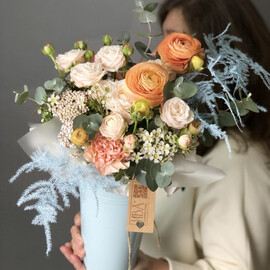 Нежная композиция с ранункулюсами и пионовидными розами