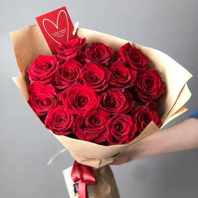 15 красных роз премиум в крафте, стандартный