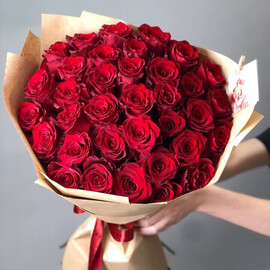 35 красных роз премиум в крафте
