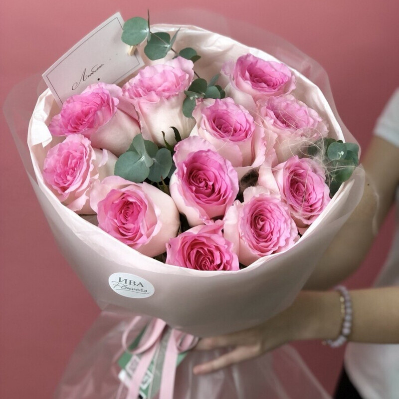 11 rozovih roz  s evkaliptom v nezhnom oformlenii, standart