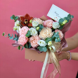 Нежный букет в конверте с эустомой и орхидеей для ЛЮБИМОЙ