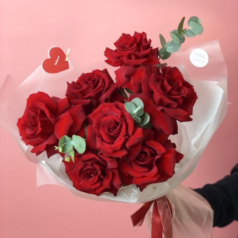 Buket 7 frantcuzskih krasnih roz s evkaliptom, standart