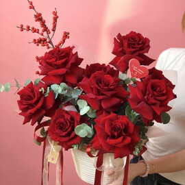 TCvetochnaya korzina "S Dnem Svyatogo Valentina!"