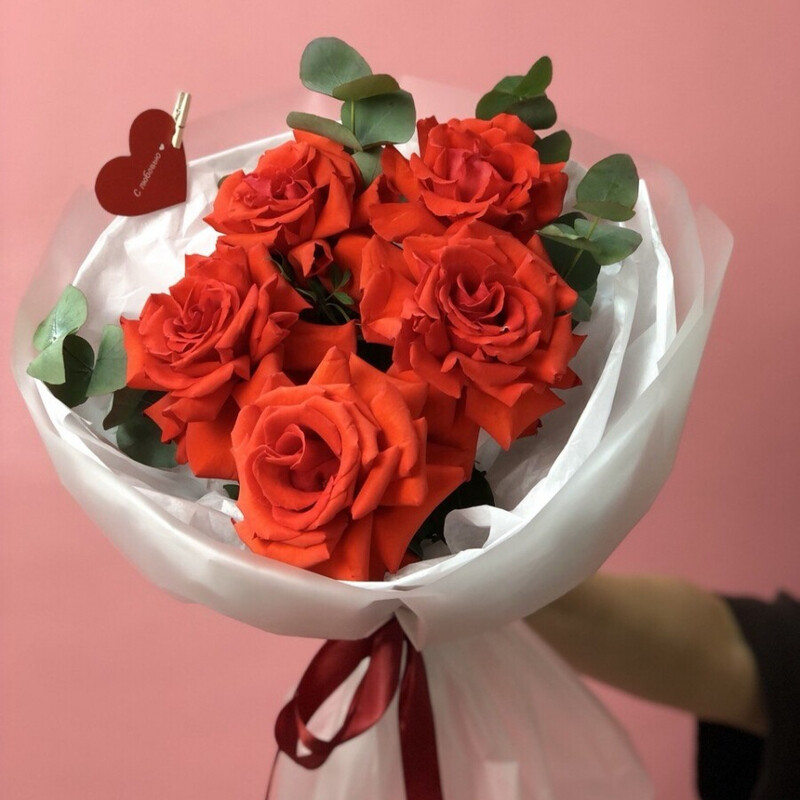 Buket frantcuzskih krasnih roz s evkaliptom, standart