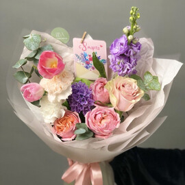 Aromatnij buket s pionovidnoj rozoj, gertcinskimi, mattioloj i tyul_panami