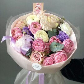 Buket rozovo-sirenevij s Ranunkulyusami i aromatnimi giatcintami