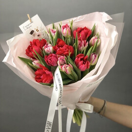 Buket yarkih Pionovidnih tyul_panov