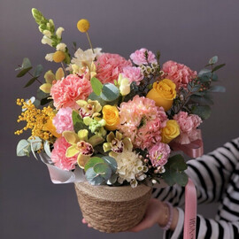 Букет в плетенной корзине с яркой, желтой розой и орхидеей