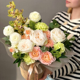 Букет в плетенной корзине с пионовидной розой