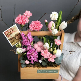 Pashal_nij buket v yashike s giatcintami, tyul_panom i hlopkom