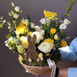 Pashal_naya kompozitciya s nartcissom i ranunkulyusom