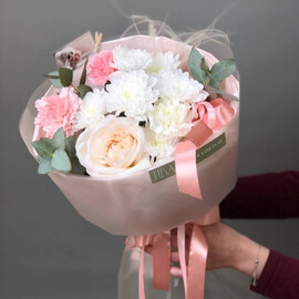 Нежный букет с пионовидной розой и хризантемой