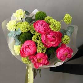 Buket s korallovimi pionami Coral Charm i viburnumom