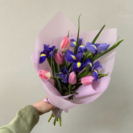 Букет ирисов и тюльпанов