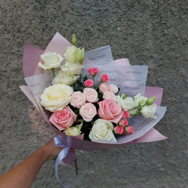 Bouquet of roses and eustoma