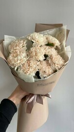 Моно букет из 9 кремовых диантусов в авторском оформлении