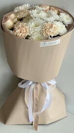 Нежный букет в круглой дизайнерской упаковке с хризантемой, диантусами и розами