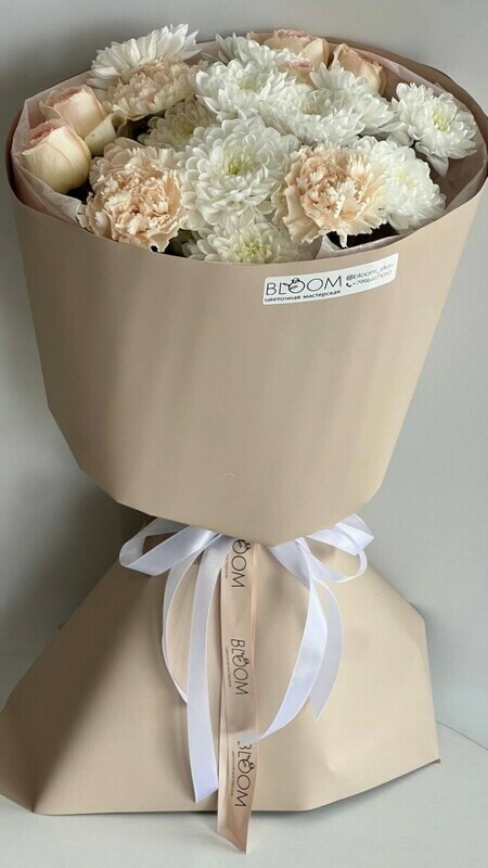 Нежный букет в круглой дизайнерской упаковке с хризантемой, диантусами и розами, стандартный