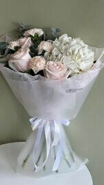 Авторский букет с одноголовыми эквадорскими розами, гортензией, диантусами и эвкалиптом