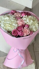 Авторский букет с кустовой малиновой розой, диантусами и гортензией