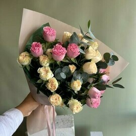 Кустовые Пионовидные розы с эвкалиптом