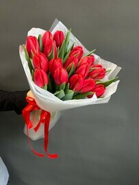 Весенний букет из 15 красных тюльпанов
