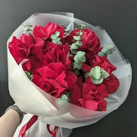 Buket iz frantcuzskoj rozi s evkaliptom